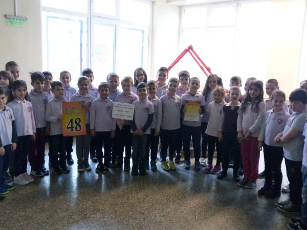 Първокласници с награда от  карнавал на маската