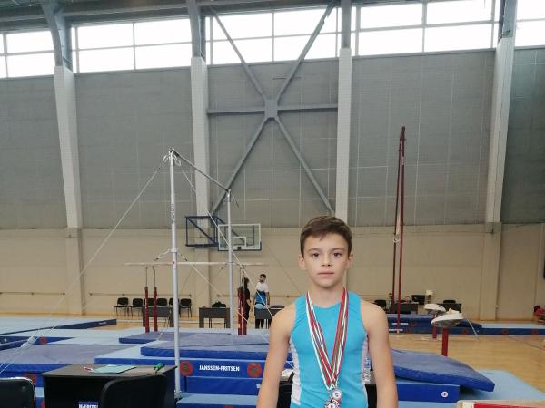 Сребърен медалист по спортна гимнастика