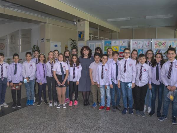 Дарени  нови  книги в училищната библиотека