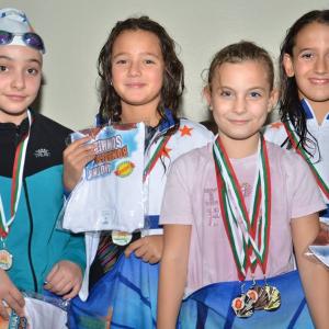 Лора Великова 2-ри „е” клас - три медала в турнира по плуване „Златна Добруджа”