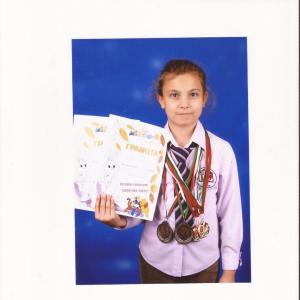 Лора Великова 2-ри „е” клас - три медала в турнира по плуване „Златна Добруджа”