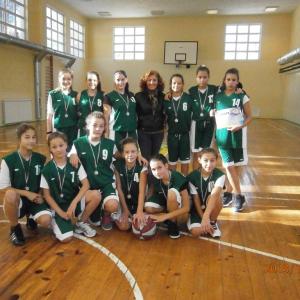 Сребърни медали за отбора по баскетбол -момичета- V-VII клас на общинския кръг на Ученическите игри 2013-2014г.