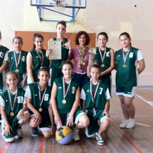 Златни медали от финалите по баскетбол момичета 5-7 клас от Ученически игри 2013г.