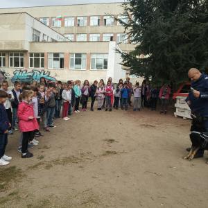 На гости е полицейското куче