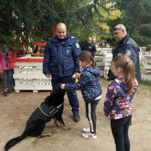 На гости е полицейското куче