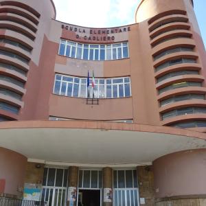 Пред училището домакин