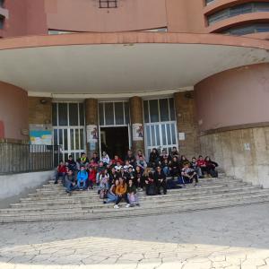 Пред училището домакин