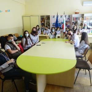 Първа онлайн среща между партньорските училища