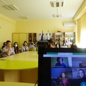 Първа онлайн среща между партньорските училища
