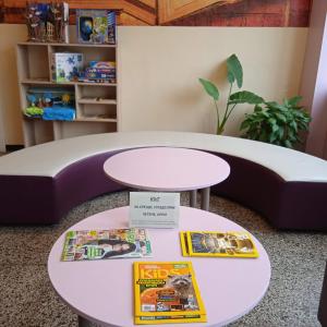 Кът за четене пред библиотеката