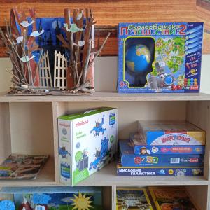 Кът за четене пред библиотеката