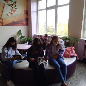 Кът за четене пред библиотеката