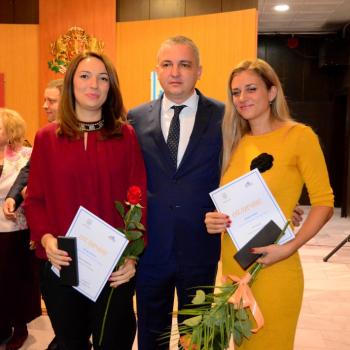 Яна Кунева и Драга Маринова  с  Общинско отличие