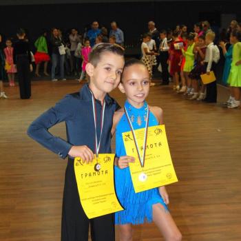 Златни медали от турнир по спортни танци