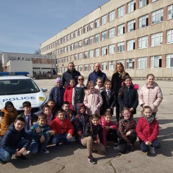 Полицейският автомобил отблизо