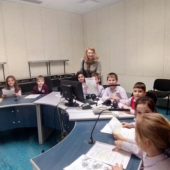 Първокласници участват в предаване на радио 