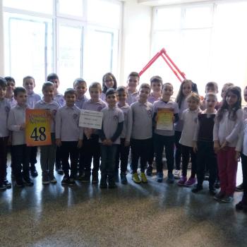 Първокласници с награда от  карнавал на маската