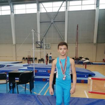Сребърен медалист по спортна гимнастика