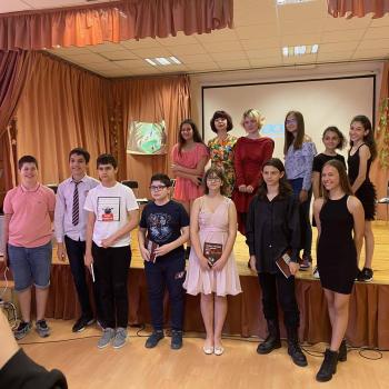 Шестокласничка написа книга на английски език