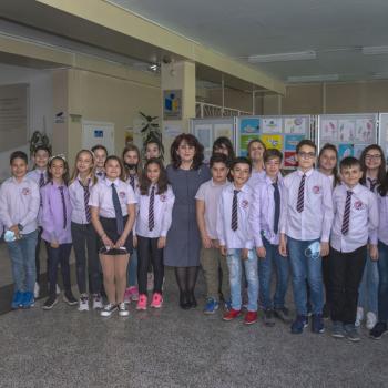 Дарени  нови  книги в училищната библиотека