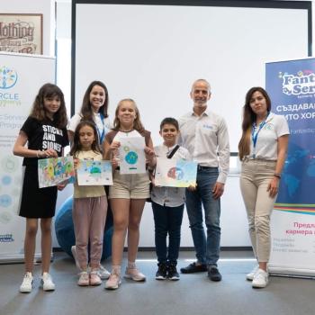 Ученици илюстрират помагало за устойчив начин на живот