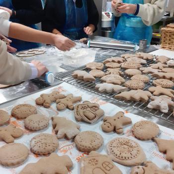 Коледни меденки в пекарна 