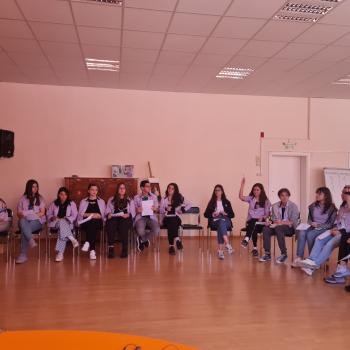 Психолози-магистранти от ВСУ работят заедно с ученици в гимназиален етап от СУ „Гео Милев“