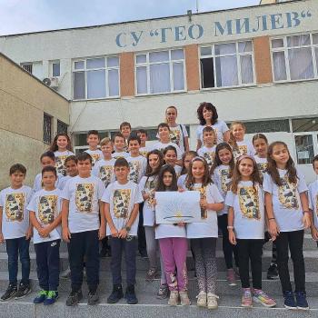 Ученици и учители с тениски с ликовете на български будители