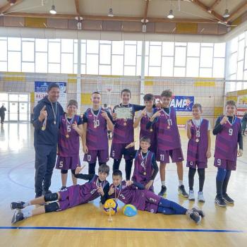 Волейболният отбор- момчета на първо място