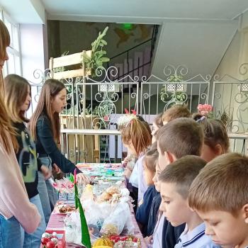 Коледният базар в училище донесе и коледно настроение